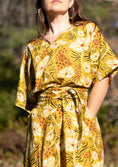 Load image into Gallery viewer, Wrap Belt - Flame Flower
